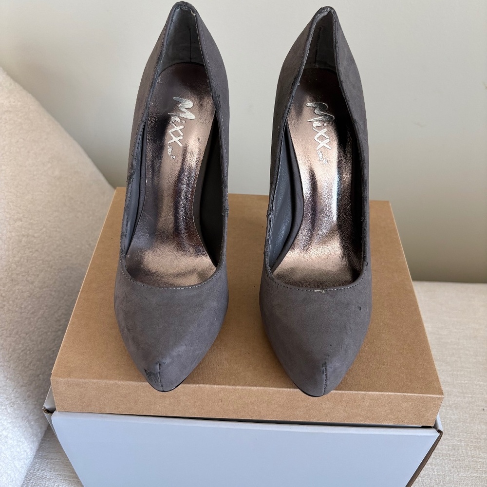 Gray Faux Suede Pointed Toe Pumps – Size 7.5
